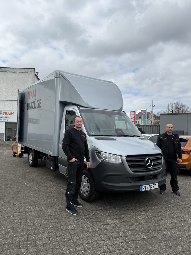 Professionelles Umzugsteam beim Tragen von Möbeln in eine neue Wohnung