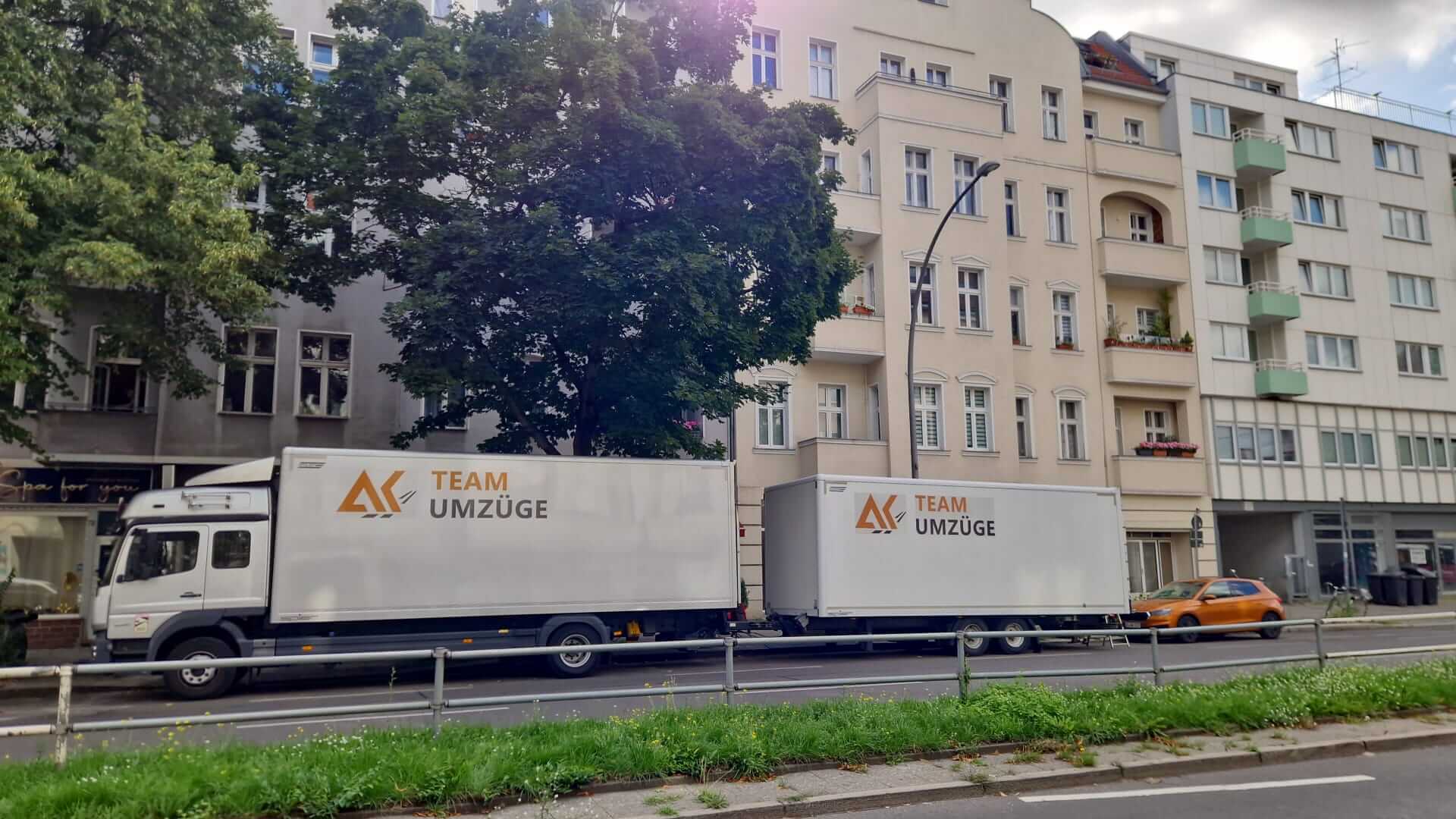 Fachgerechte Import-Zustellung mit Transportfahrzeug und verladener Ware 