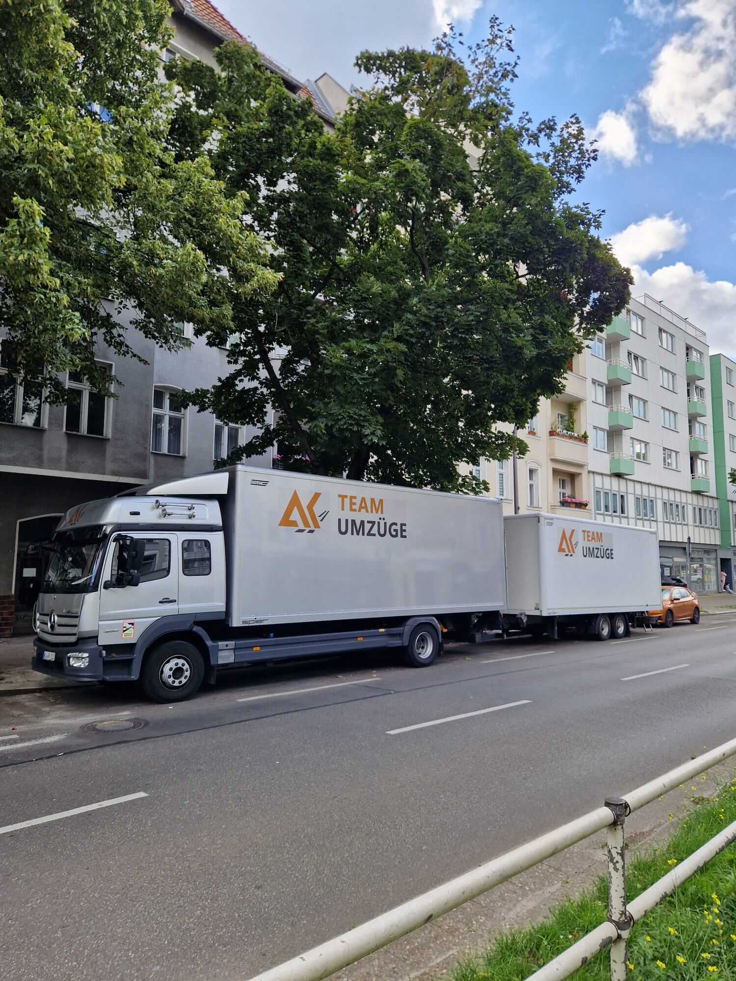 Möbelwagen mit Umzugsdecken, Gurten und Sackkarre