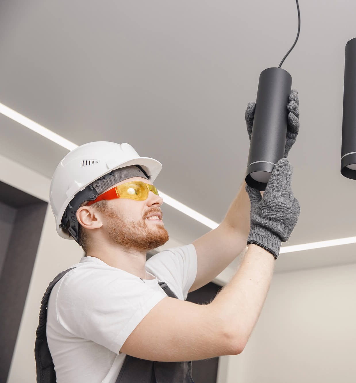 3.	Professionelle Handwerker von Team Umzug bei Elektro- und Lampenanschlüssen