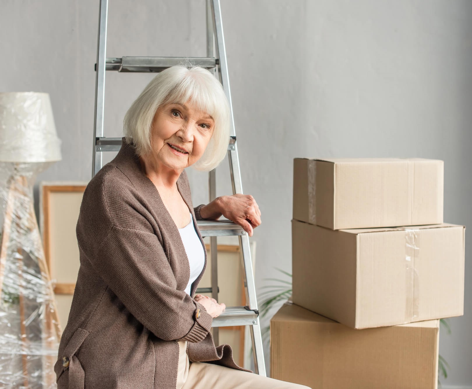 Handwerkerservice für Senioren Frau Kartons