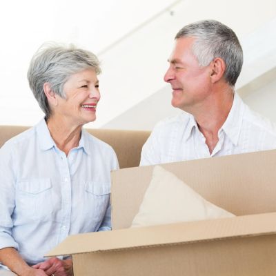 Sorgfältig verpackte Möbel und Kartons bei einem Umzug im Alter 