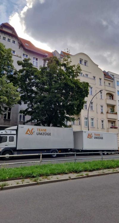 Transportfahrzeug und Umzugshelfer bei einem professionell geplanten Speditionsauftrag 