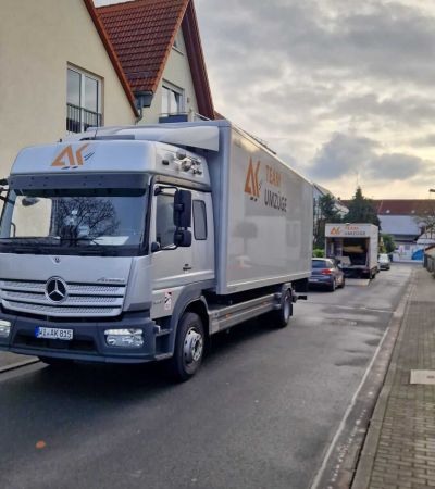 Umzugsteam transportiert Hausrat sicher aus einer Wohnung 